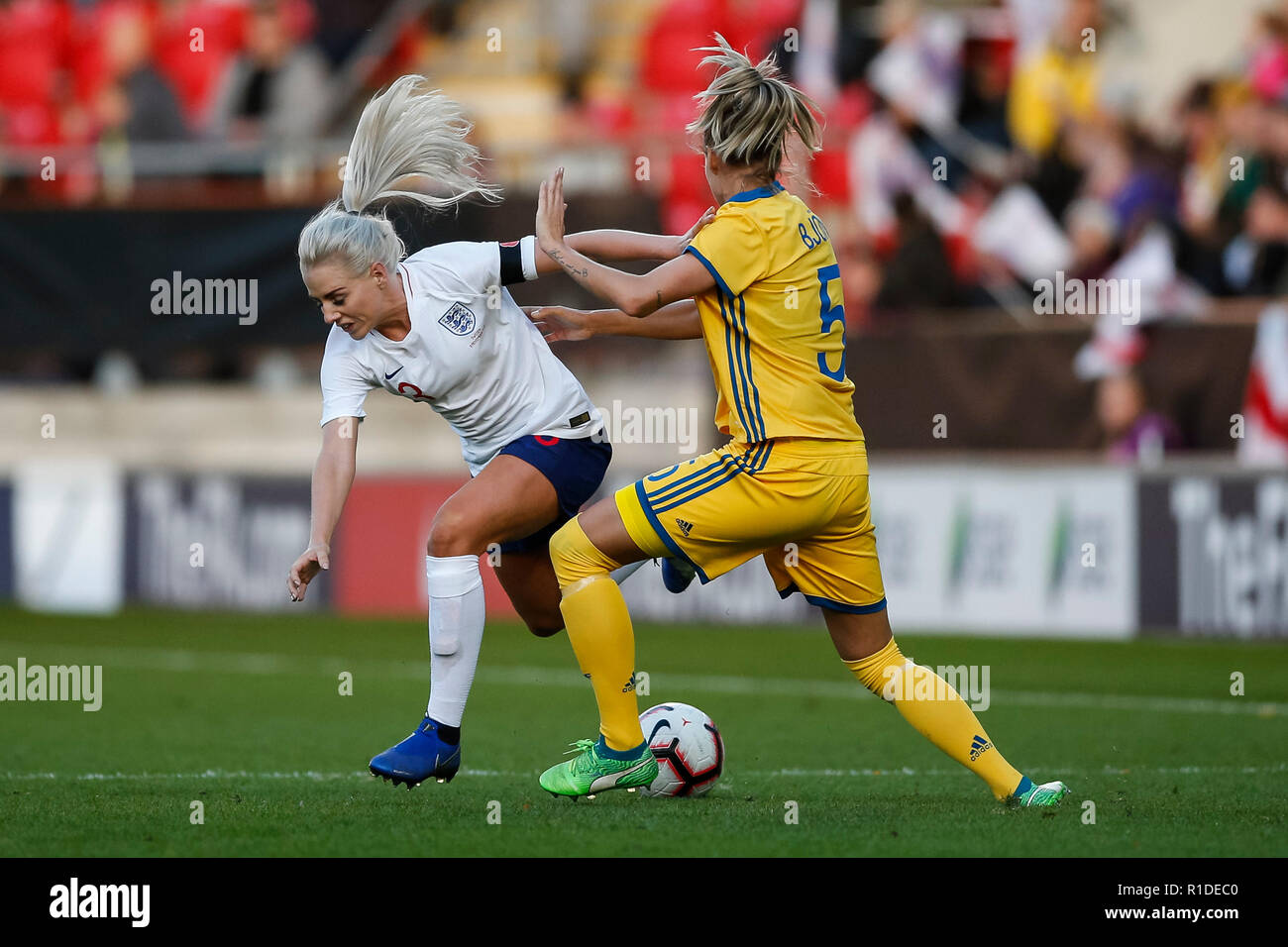 Alex Greenwood de l'Angleterre et Nathalie Bjorn de la Suède pendant la match amical entre l'Angleterre et la Suède femmes Femmes à New York Stadium le 11 novembre 2018 à Northampton, en Angleterre. (Photo de Daniel Chesterton/phcimages.com) Banque D'Images