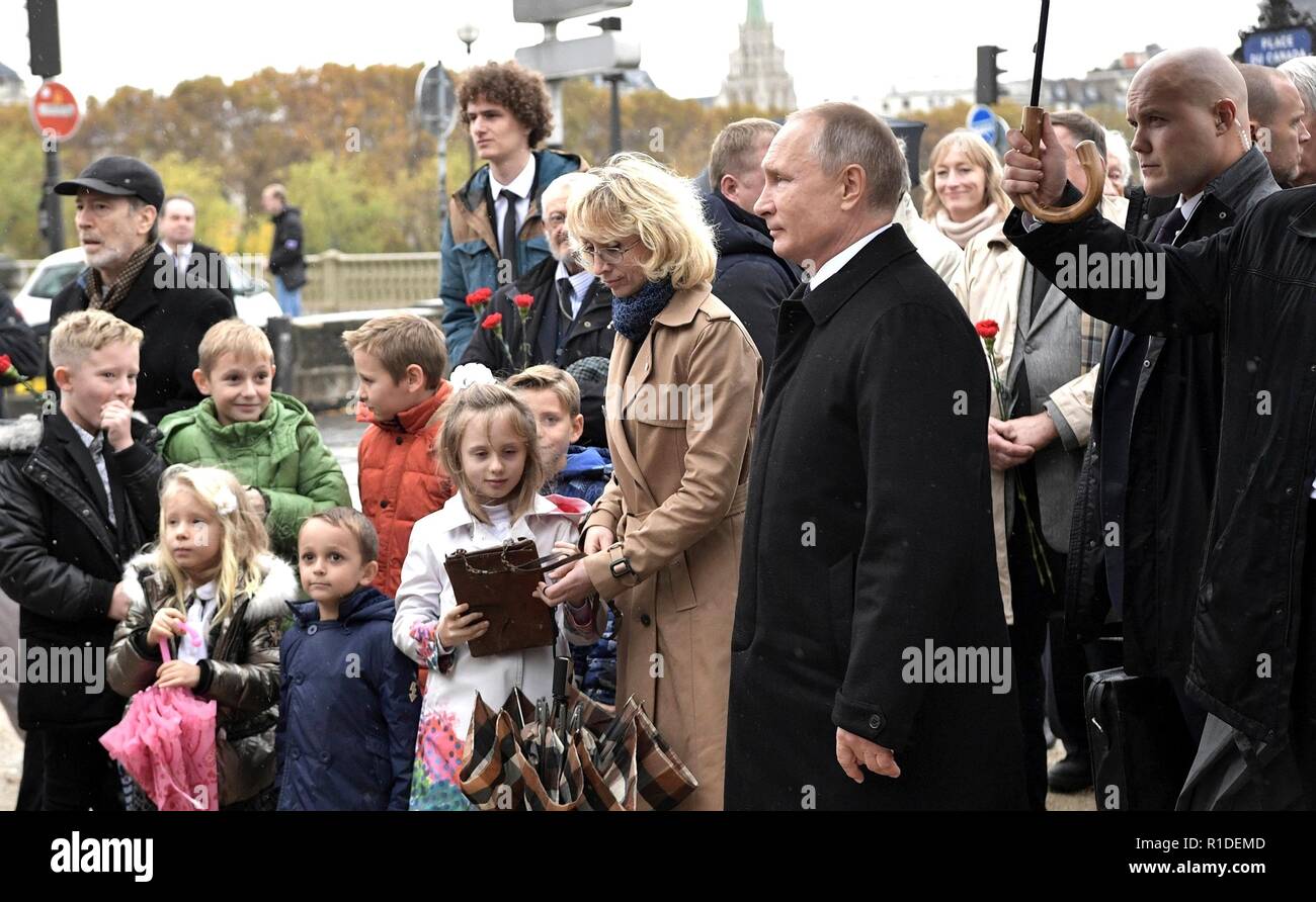 Le président russe Vladimir Poutine met des fleurs sur le Monument aux officiers et soldats de la Force expéditionnaire russe qui se sont battus en France dans la PREMIÈRE GUERRE MONDIALE Au cours de la commémoration du centenaire du jour de l'armistice marquant la fin de la Première Guerre mondiale 11 novembre 2018 à Paris, France. Banque D'Images