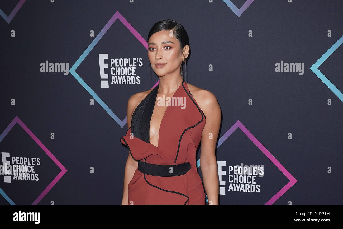 SANTA MONICA, CA - le 11 novembre : Shay Mitchell assiste à la People's Choice Awards 2018 au Barker Hangar le 11 novembre 2018 à Santa Monica, en Californie. Photo : imageSPACE/MediaPunch Banque D'Images