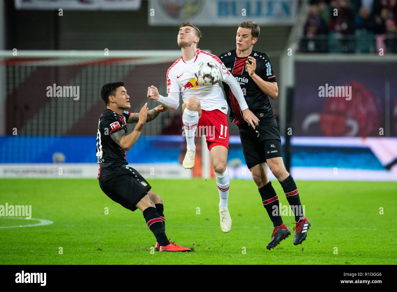 Leipzig, Allemagne. 11Th Nov, 2018. Leipzig's Timo Werner (C) rivalise avec Leverkusen's Sven Bender (R) et Charles Aranguiz lors d'un match de Bundesliga allemande entre Leipzig et Bayer 04 Leverkusen à Leipzig, Allemagne, le 11 novembre 2018. Leipzig a gagné 3-0. Crédit : Kevin Voigt/Xinhua/Alamy Live News Banque D'Images