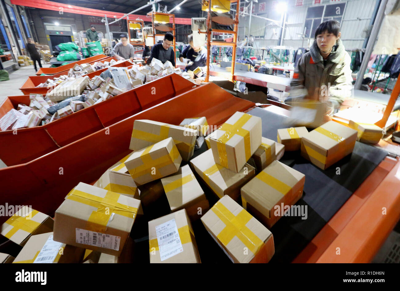 Shanghai, Beijing, Chine. 12Th Nov, 2018. Lianyungang, Chine collaborateurs travaillent des heures supplémentaires à une compagnie de logistique pour répondre à la nécessité de périodes d'achat en ligne de crête dans le comté de Donghai east, Lianyungang, ChinaÃ¢â€ Province de Jiangsu, Novembre 11th, 2018. Chaque Nov.11th, également connu sous le SingleÃ¢â€™s day est une fête spéciale parmi les jeunes générations en Chine. Et maintenant le double 11 est non seulement juste le SingleÃ¢â€ jour pour les jeunes mais est devenu un festival lors de l'achat en ligne Taobao, T-mall, 360 et acheter ces détaillant en ligne géant prendre l'avantage de cette SingleÃ¢â€ culture jour par ha Banque D'Images