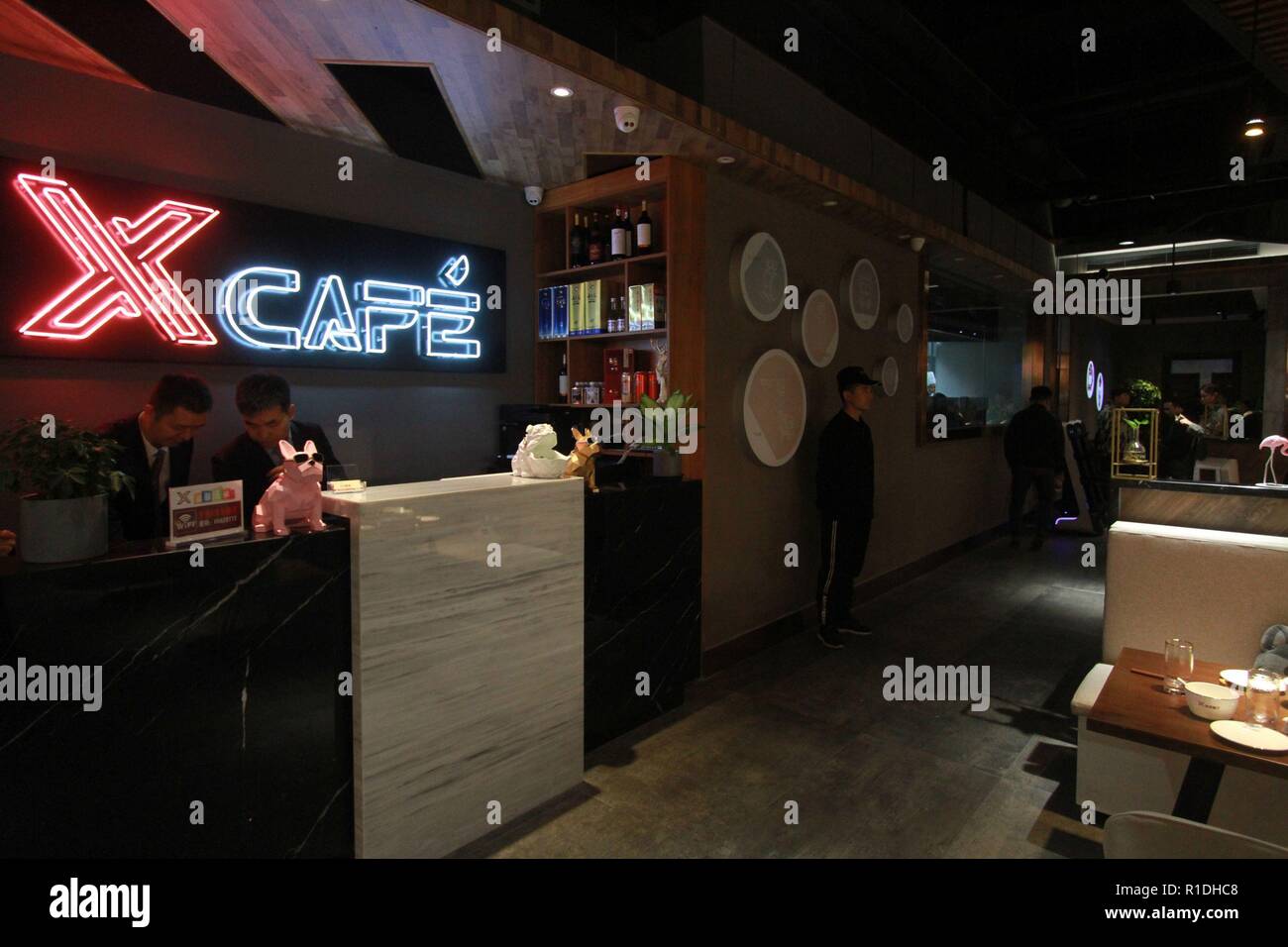 Tianjin, Tianjin, Chine. 12Th Nov, 2018. Tianjin, Chine - Le premier X Cafe de JD.com, Inc. ouvre en Amérique du ChinaÃ¢â€ Tianjin. Travailler comme des robots serveurs du X Café et peuvent commander de la nourriture pour les clients. Le robot serveurs peuvent également la livraison de la nourriture à la table. Le café peut accueillir 100 clients à most.JD.com, Inc., également connu sous le nom de Jingdong et anciennement appelé 360acheter, est une entreprise de commerce électronique chinois basé à Beijing. C'est l'un des deux énormes B2C les détaillants en ligne en Chine par le volume des transactions et du revenu, un membre de la liste Fortune Global 500 et un des principaux concurrents Banque D'Images