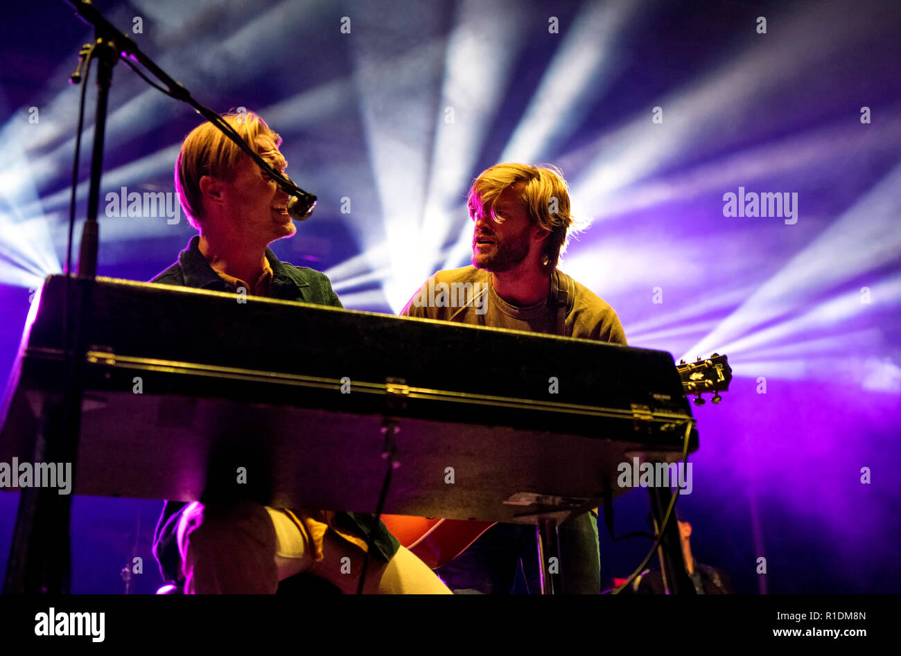 Doheny State Beach, Dana Point, Californie, novembre 11, 2018, de Jamestown Revival sur scène au jour 2 de la Driftwood Country Music Festival à Doheny State Beach Park, Californie, Crédit de photo : Ken Howard, Alamy Live News Banque D'Images