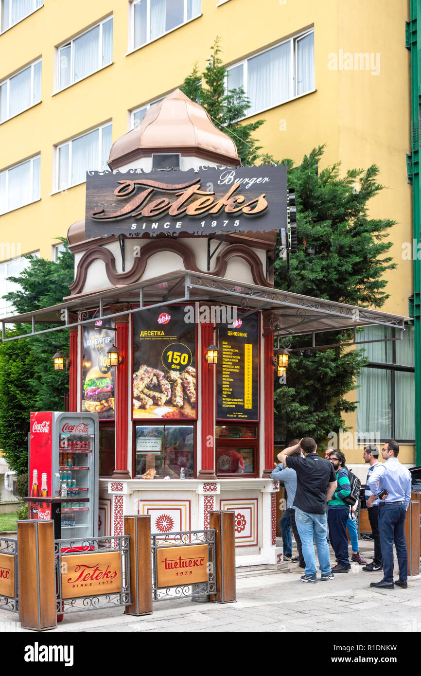 Fast food Teteks riverside kiosque, Bitpazarska, Skopje, Skopje Région, République de Macédoine du Nord Banque D'Images