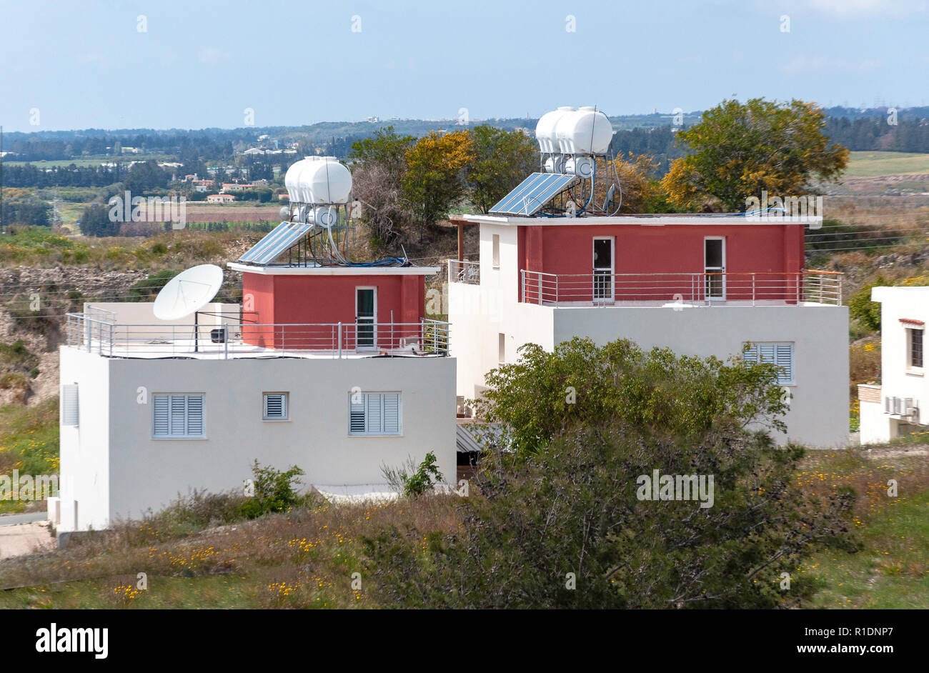 Nouvelles maisons avec des panneaux solaires et des réservoirs d'eau, Kouklia, Pafos District, République de Chypre Banque D'Images