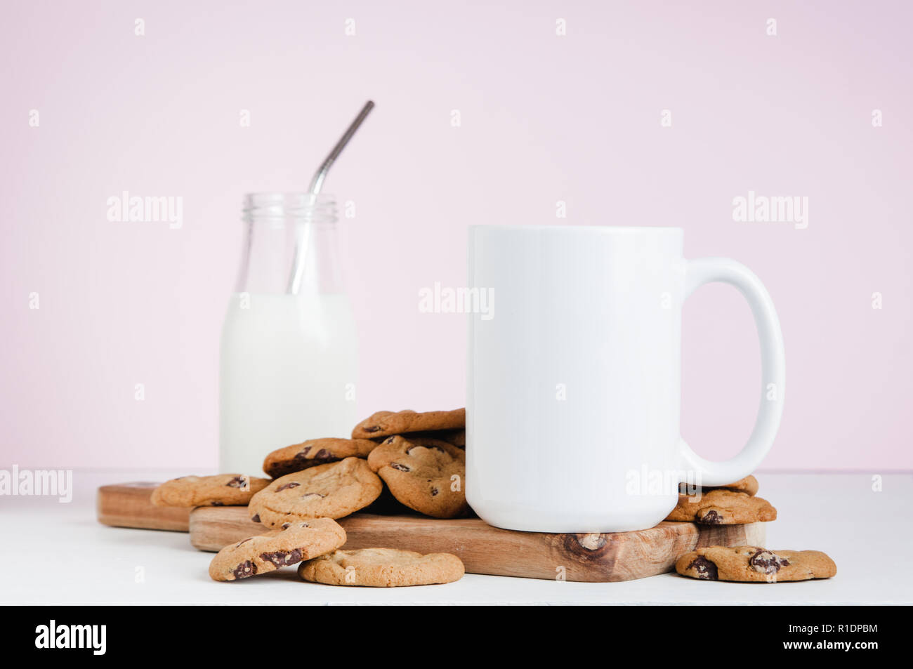 15oz mug immersive avec des biscuits et du lait Banque D'Images