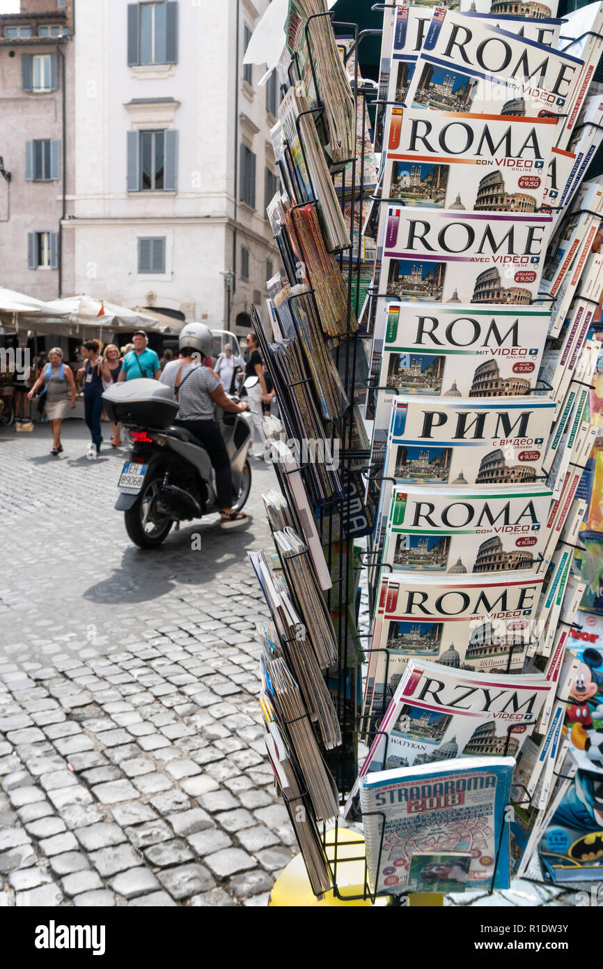 Guides touristiques à Rome dans une variété de langues, en vente dans le Campo de Fiore, Rome, Italie. Banque D'Images