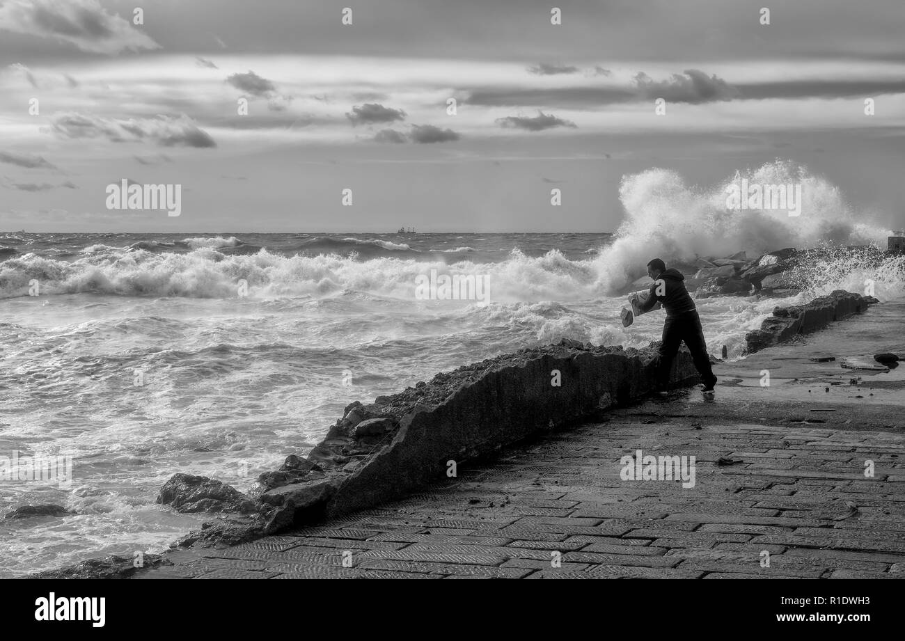 Gênes, Italie, le 10 octobre 2018 - Vue de Gênes Boccadasse, avec l'état de la mer au cours d'une journée d'automne, l'Italie. Banque D'Images