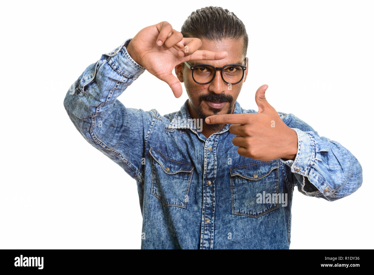 Jeune Indien l'accent avec mains studio portrait contre fond blanc Banque D'Images