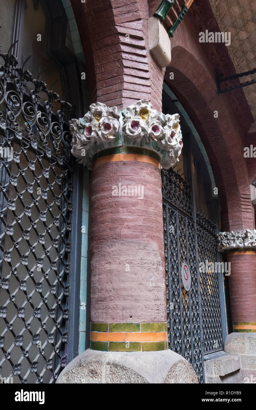 Sculptures sur pierre colonnes en dehors de la Palau D eLa Musica, Barcelone, Espagne Banque D'Images