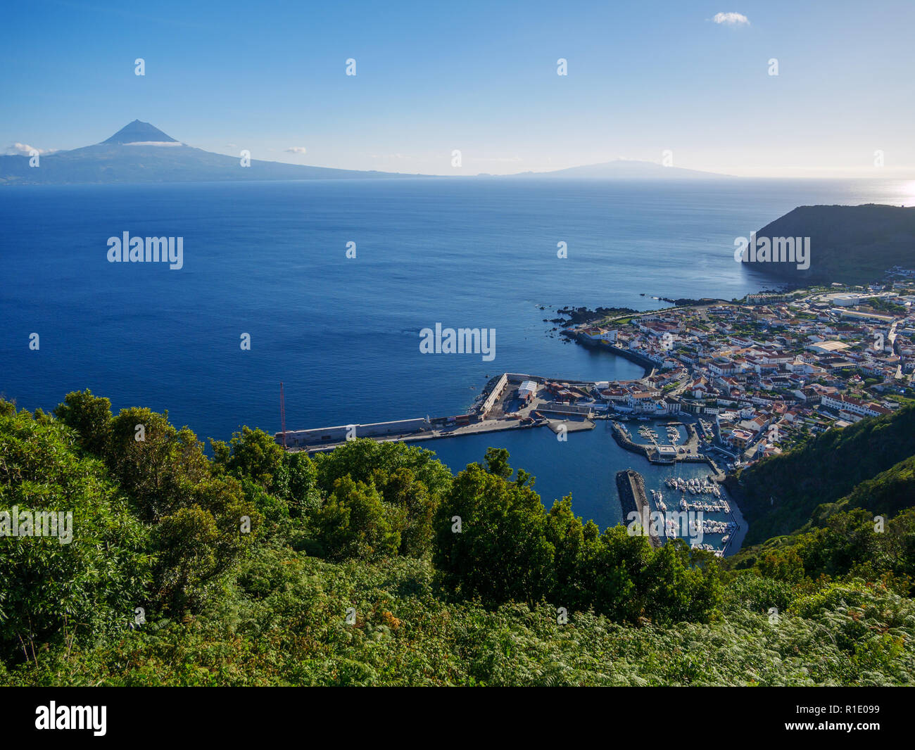 Image de ville de Velas avec habour sur Sao Jorge pico avec en arrière-plan l'Europe Portugal Açores Banque D'Images