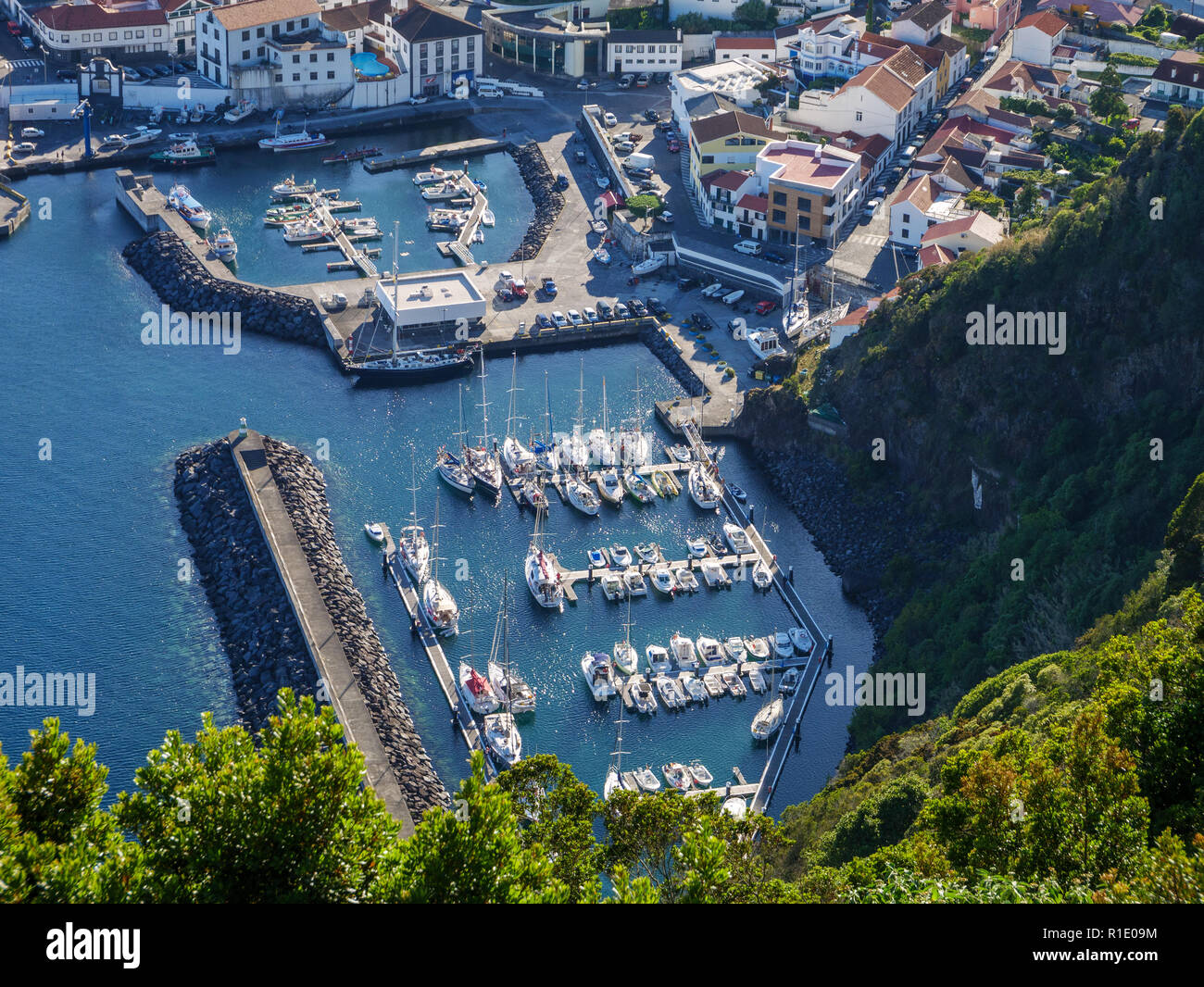 Image de ville de Velas avec habour sur Sao Jorge pico avec en arrière-plan l'Europe Portugal Açores Banque D'Images