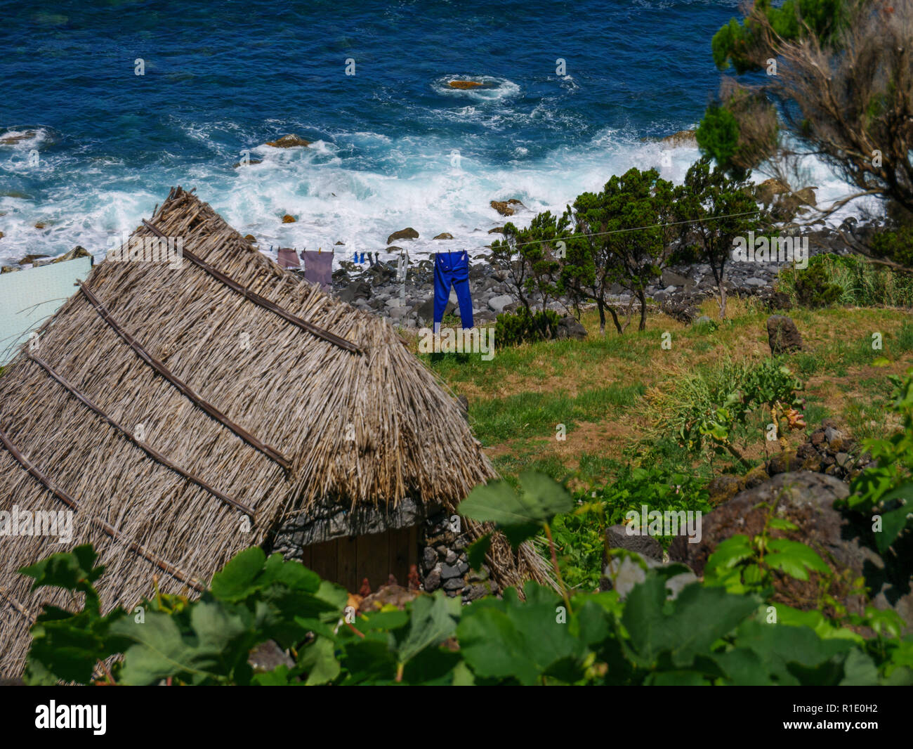 Image de vieux chalets et de vêtements en ligne avec blanchisserie à la plage sur les Açores Portugal Europe Banque D'Images