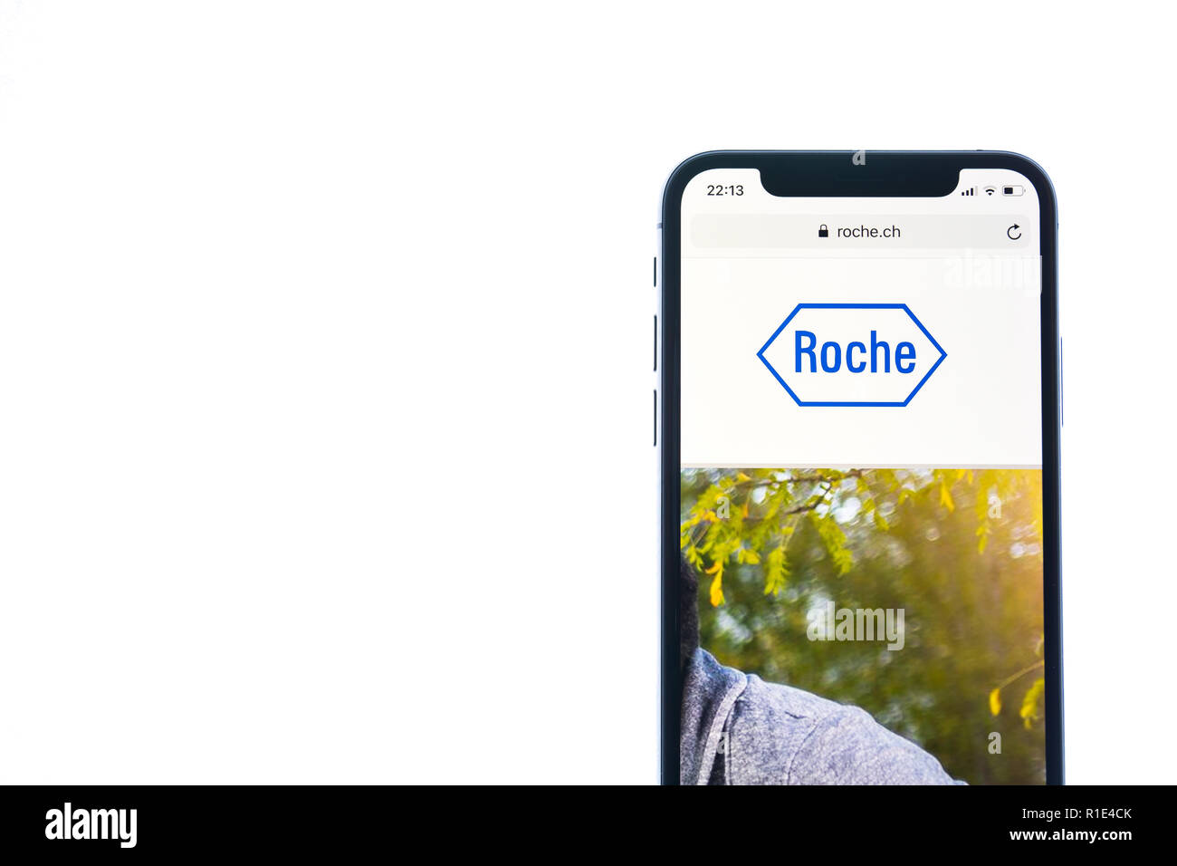 Soleure, Suisse - le 11 novembre 2018 : Roche logo affiché sur un smartphone moderne Banque D'Images