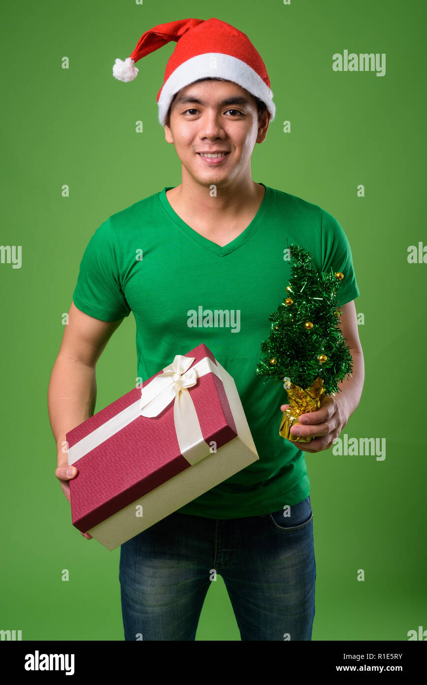 Beau jeune homme de son pays prêt pour Noël contre green ba Banque D'Images