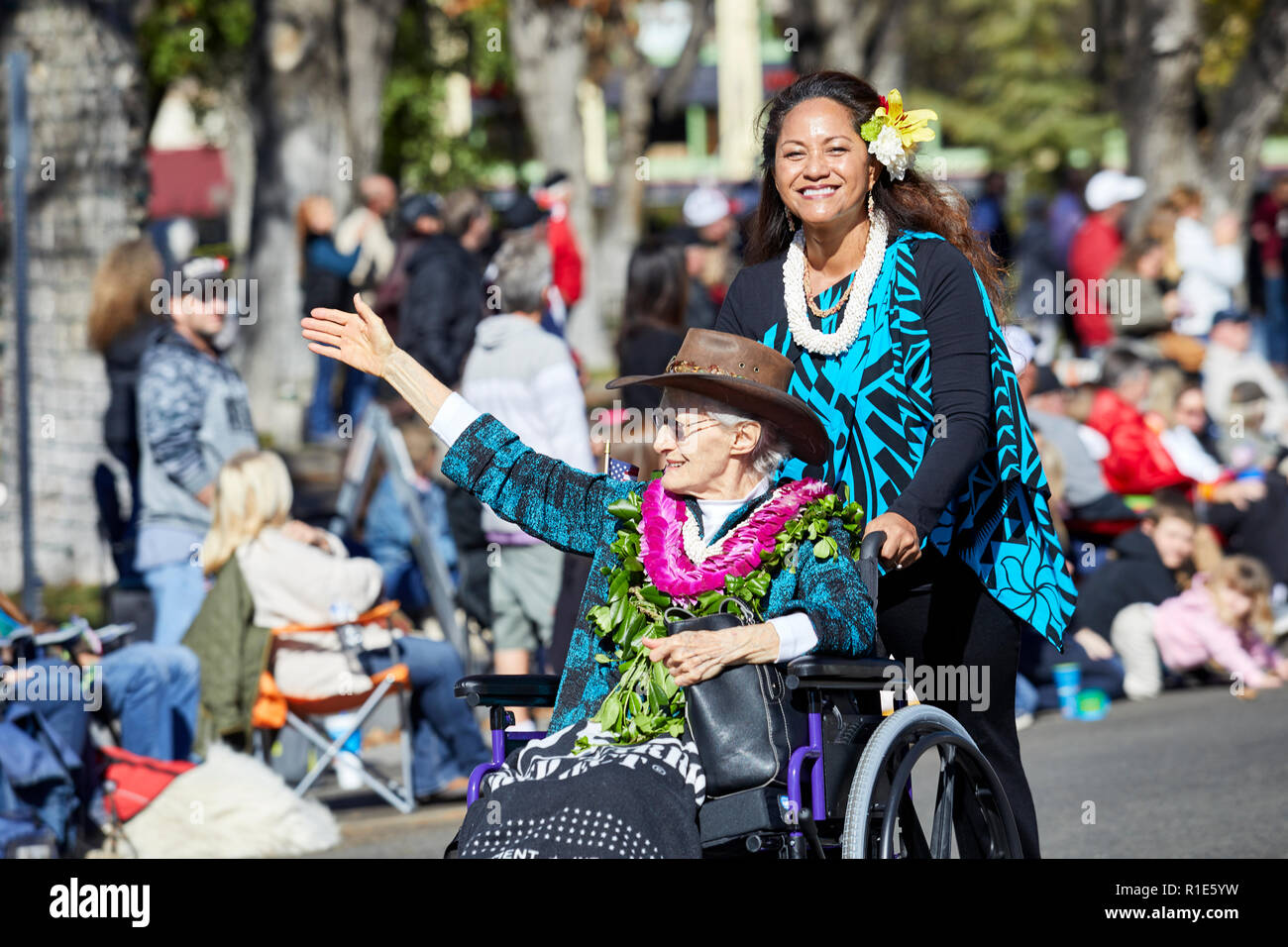 Prescott, Arizona, USA - 10 novembre 2018 : personnes âgées agitant sa main tandis que l'ancien combattant dans un fauteuil roulant poussé par sa fille dans le Veteran's Day Pa Banque D'Images