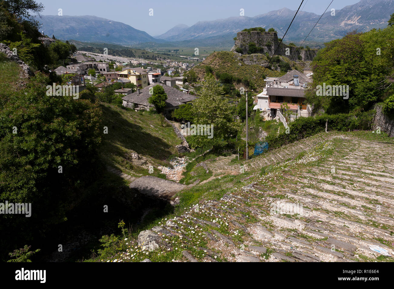 Les collines et le paysage autour de Gjirokaster, dans le sud de l'Albanie. Banque D'Images