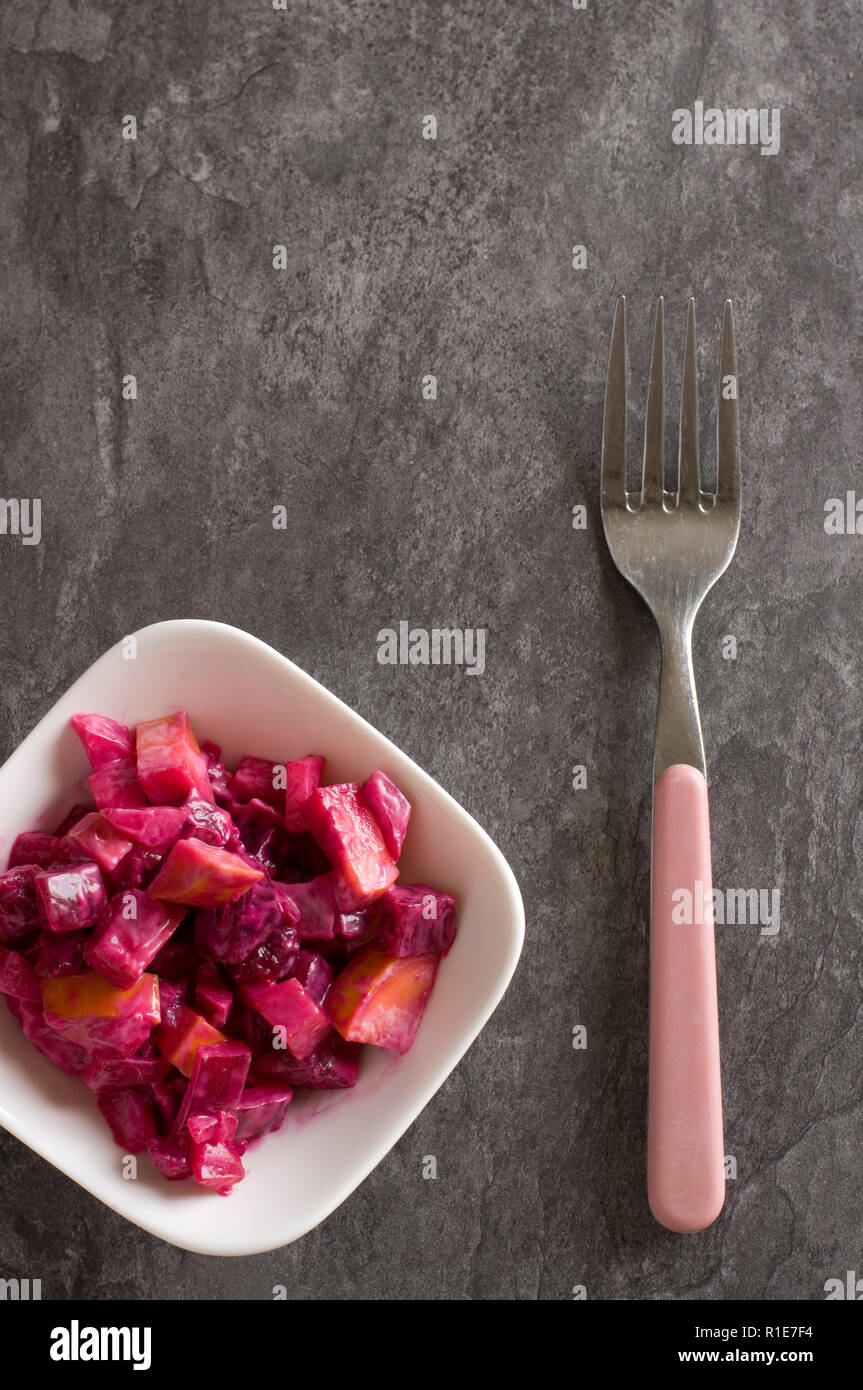 Salade de betteraves dans un bol blanc et rose Fork Banque D'Images