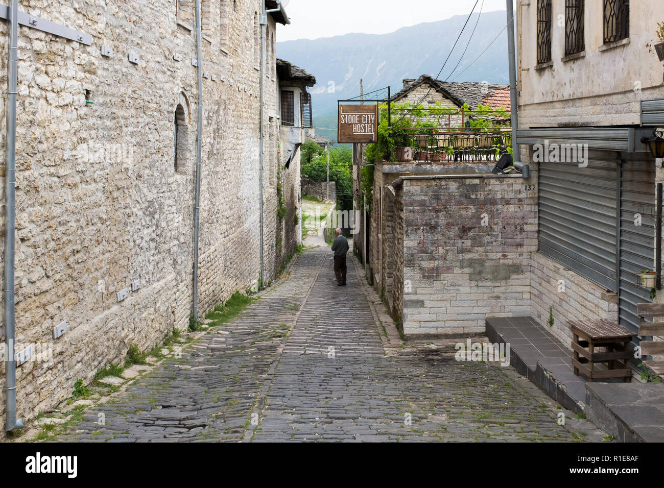 Les Albanais continuent leur vie dans la petite ville touristique de Gjirokaster, dans le sud de l'Albanie. Banque D'Images