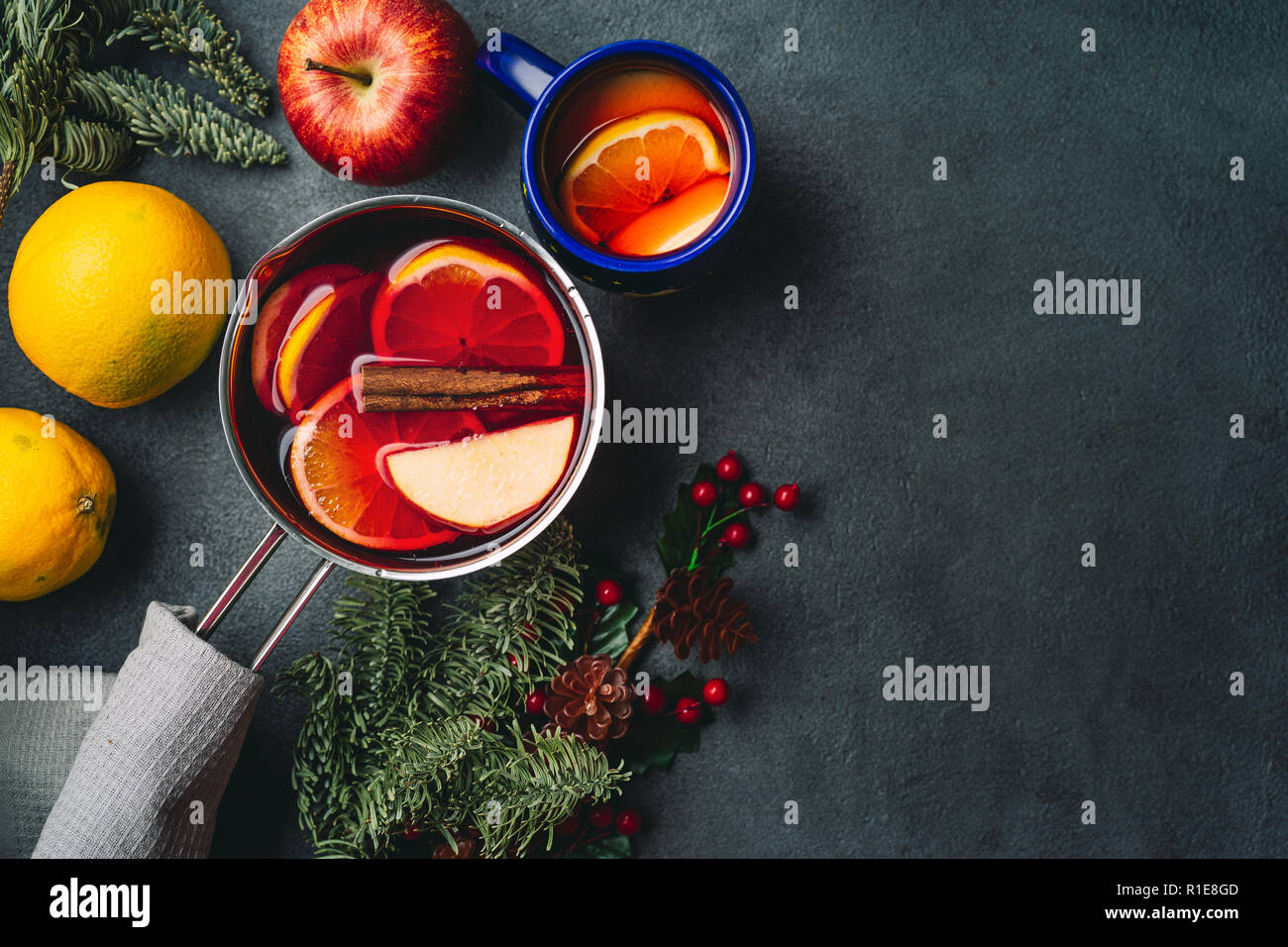 Vue de dessus de vin chaud dans un pot sur fond sombre Banque D'Images