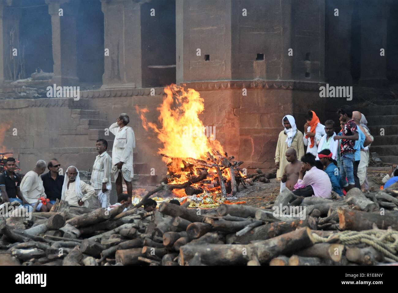 Varanasi, Hindous, saint Gange. En deuil au crématorium ghat à Varanasi comme corps brûler. Banque D'Images