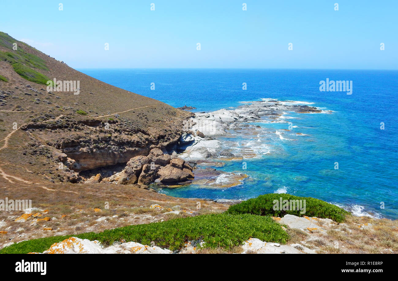 Wild falaise rocheuse sur la côte de la Sardaigne, Torre dei Corsari Banque D'Images