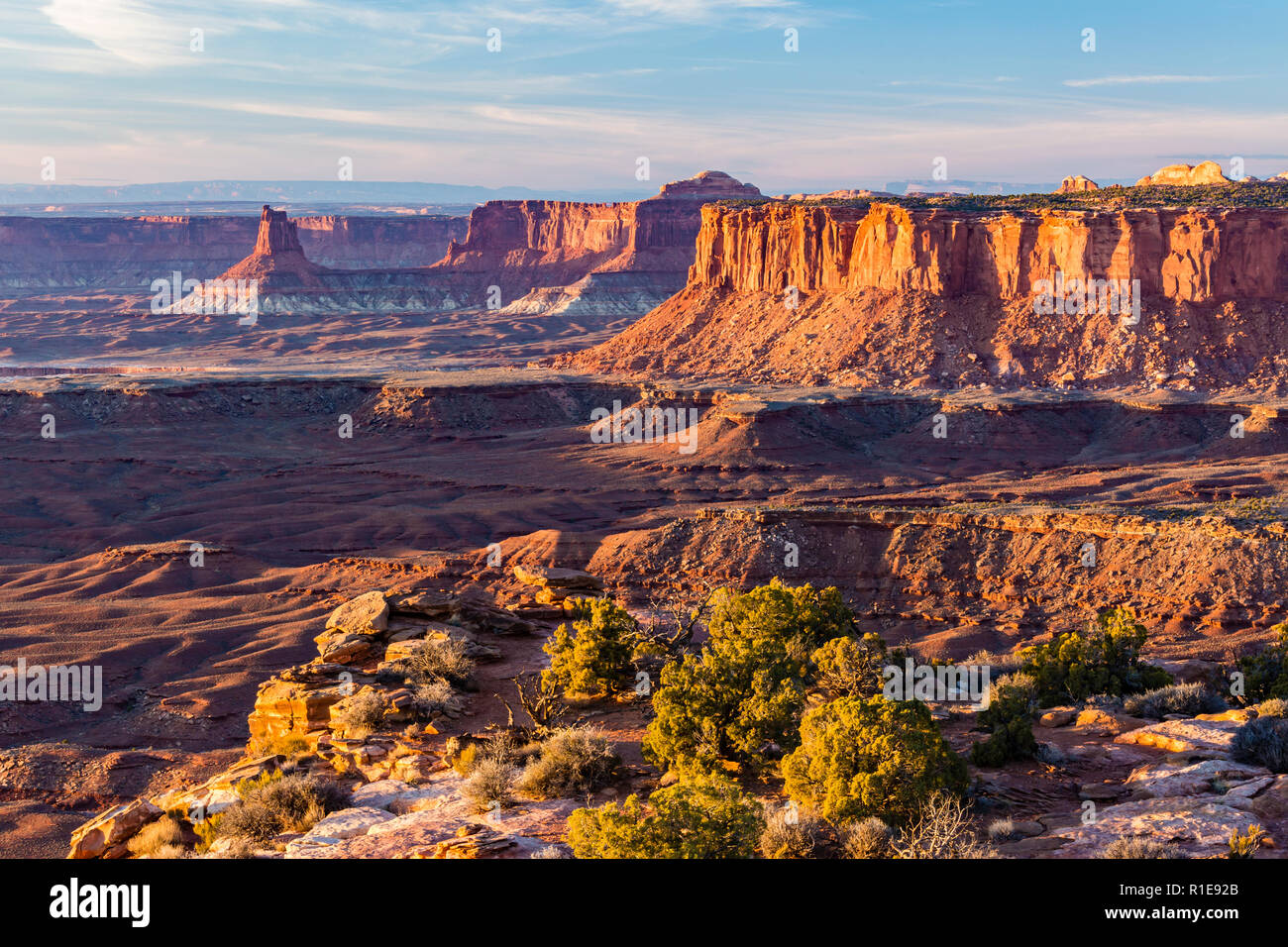 Heure d'or de la lumière sur la Tour de l'île et Chandelier dans le ciel depuis la fin de grand point de Canyonlands National Park, en Utah. Banque D'Images