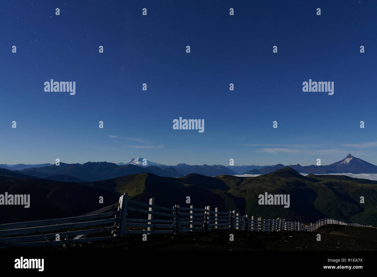 Paysage naturel de la cordillère des Andes, dans le sud du Chili, le Puntiagudo et le Tronador volcan est observé dans l'arrière-plan Banque D'Images