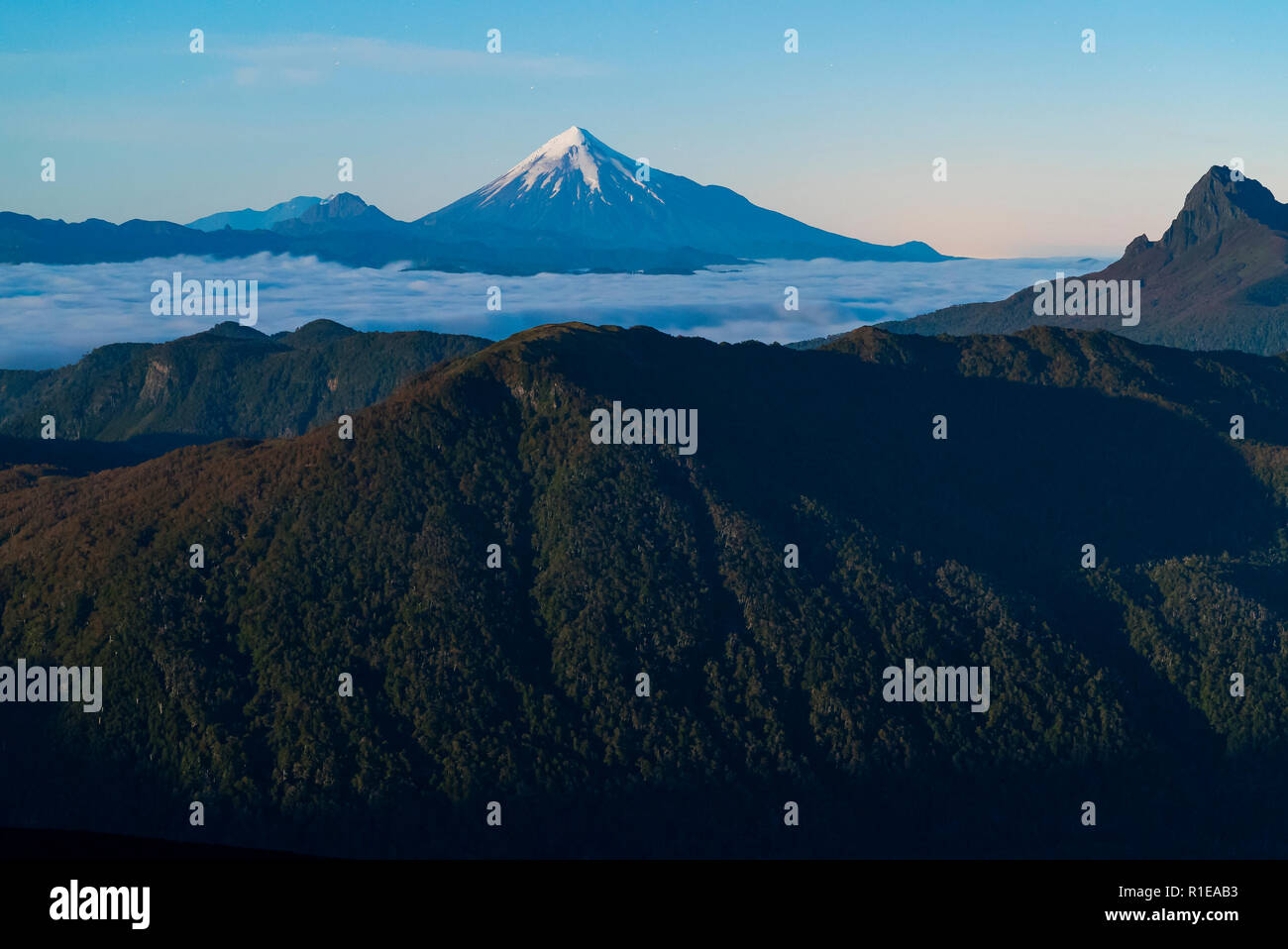 Paysage depuis les hauteurs du volcan Antillanca, vous pouvez voir les nuages comme si c'était la mer et dans l'arrière-plan est le volcan Osorno dans tous ses Banque D'Images