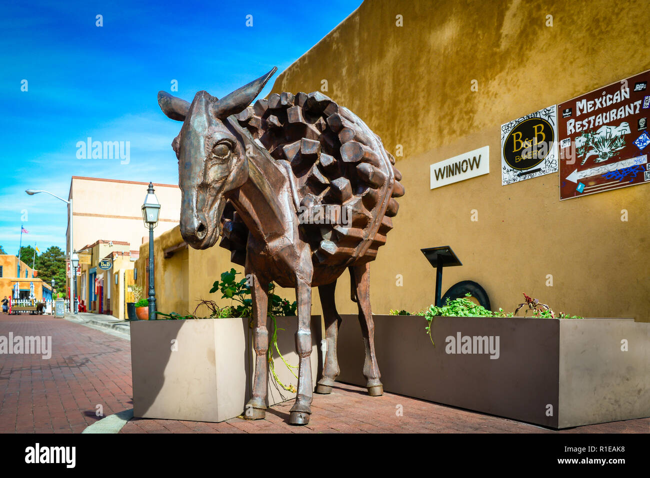 La statue de bronze baudet sont chargés de bois accueille les visiteurs à l'entrée de Burro Alley avec c'est l'histoire tristement célèbre dans le centre-ville de Santa Fe, NM Banque D'Images