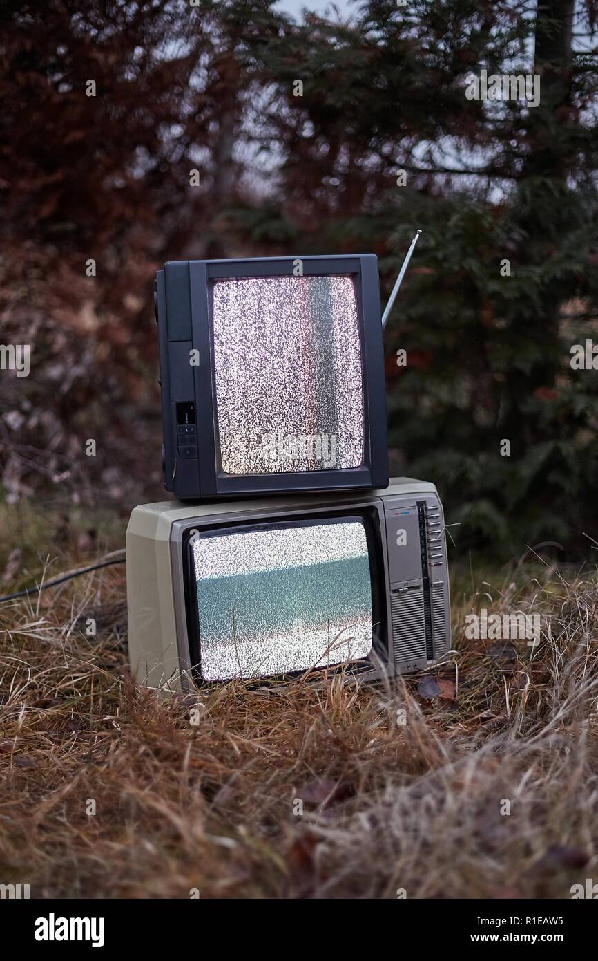 Aucun signal TV dans l'herbe Banque D'Images