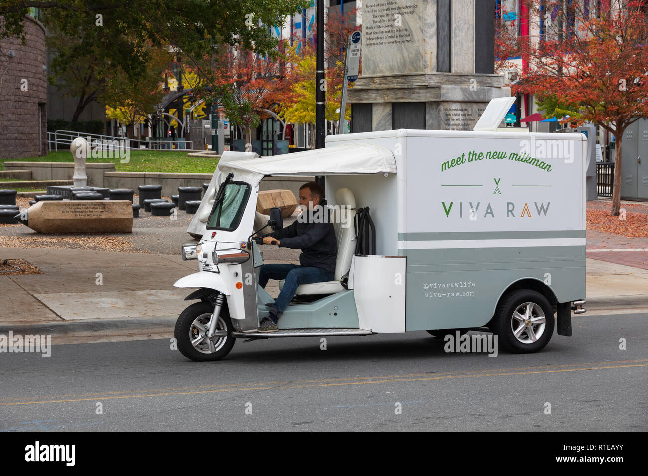 CHARLOTTE, NC, USA-11/08/18 : Un camion de livraison de la matière première des aliments santé Viva shop à Uptown Charlotte. Banque D'Images