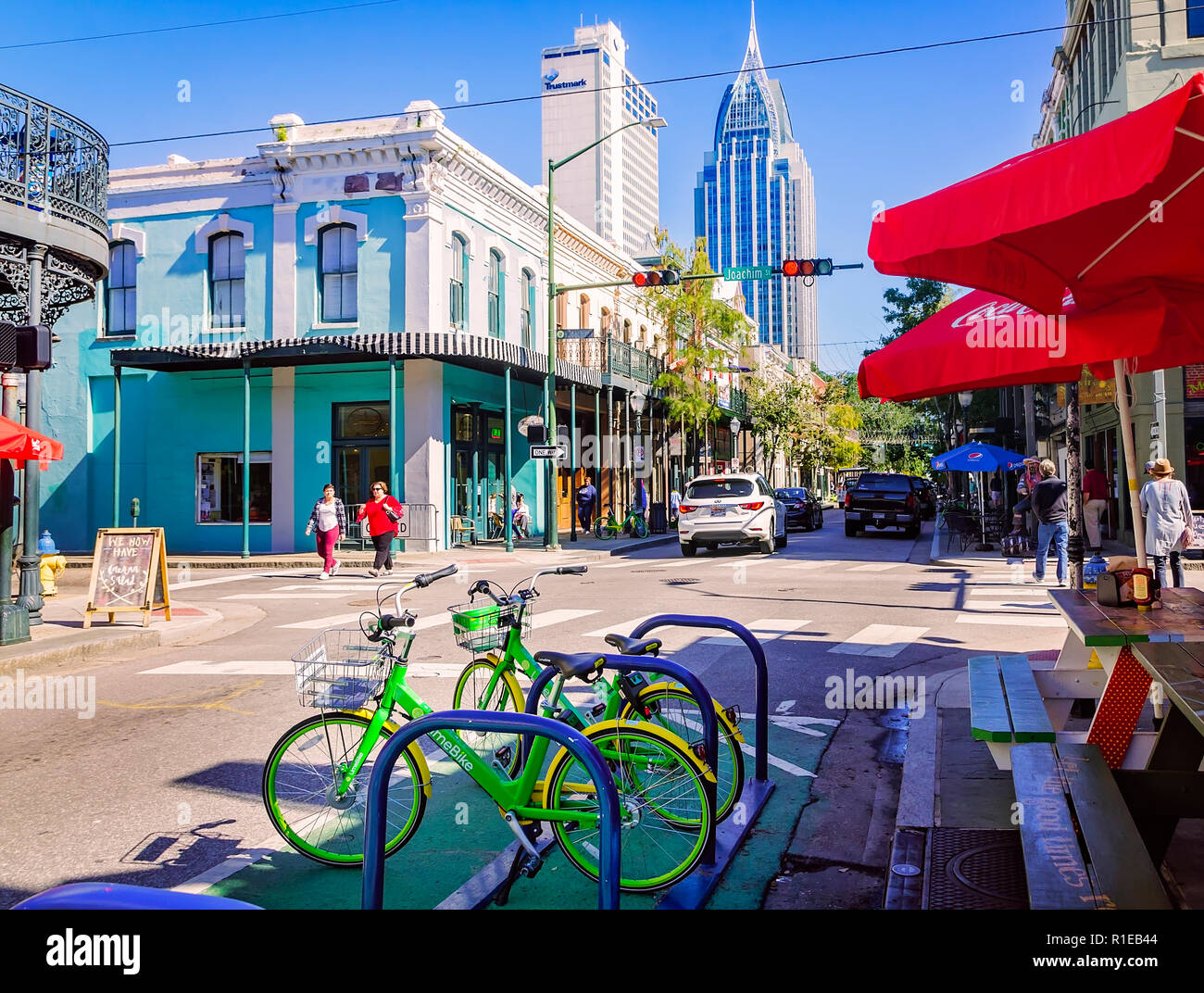 LimeBikes, un service de vélos en libre-service, sont garées dans une rangée sur rue Dauphin, le 3 novembre 2018, à Mobile, Alabama. Banque D'Images