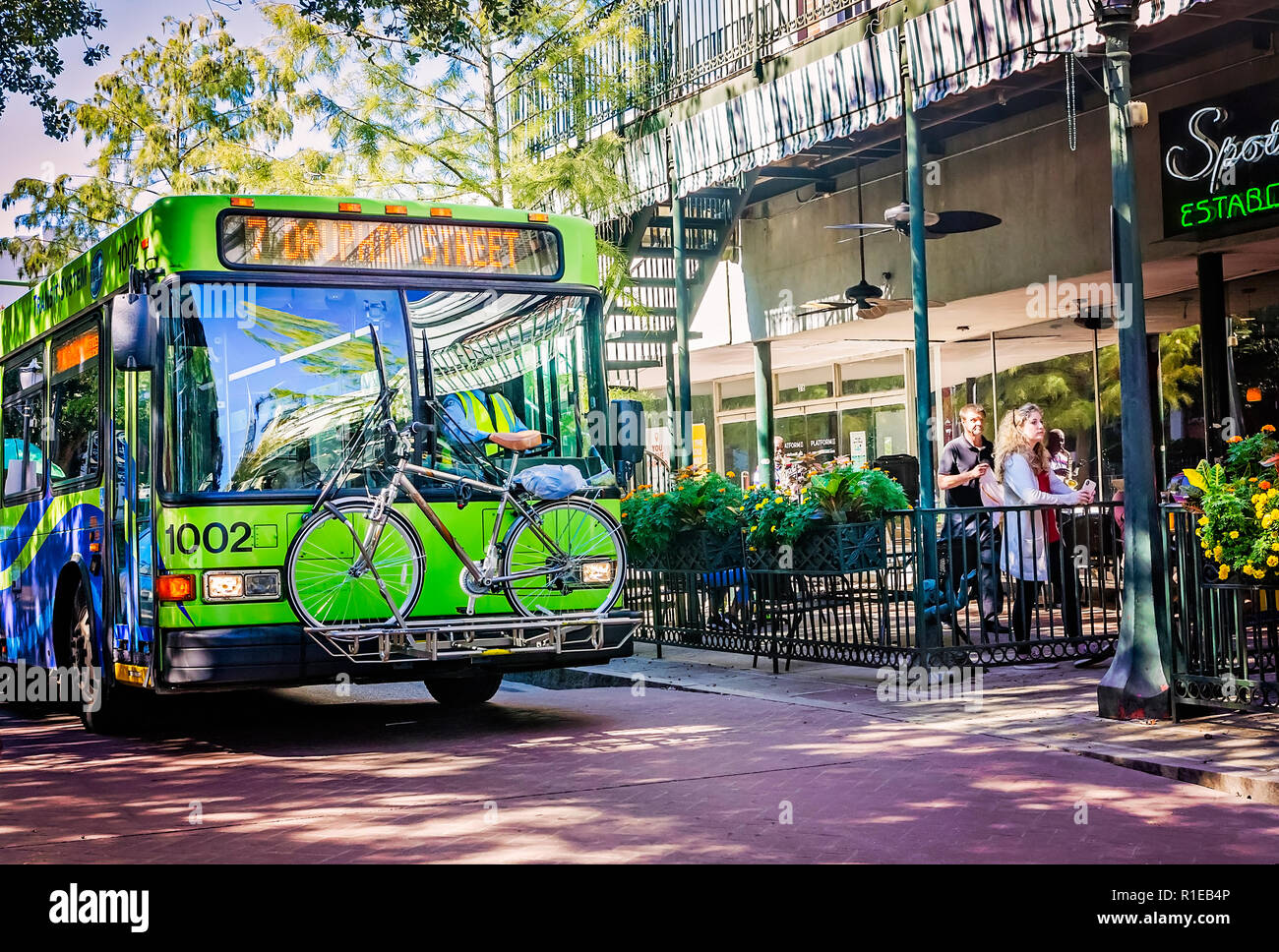 Un système de transport en commun de l'onde des arrêts de bus sur la rue en face de la place de dauphin de thé, le 3 novembre 2018, à Mobile, Alabama. Banque D'Images