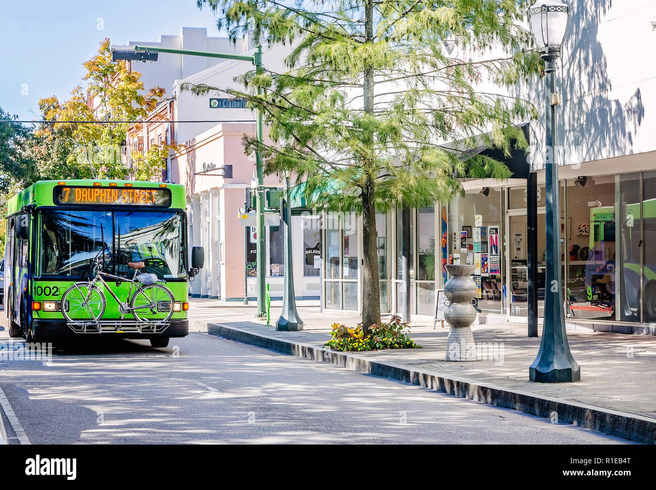 Un système de transport en commun de l'onde des arrêts de bus sur la rue en face de la place de dauphin de thé, le 3 novembre 2018, à Mobile, Alabama. Banque D'Images