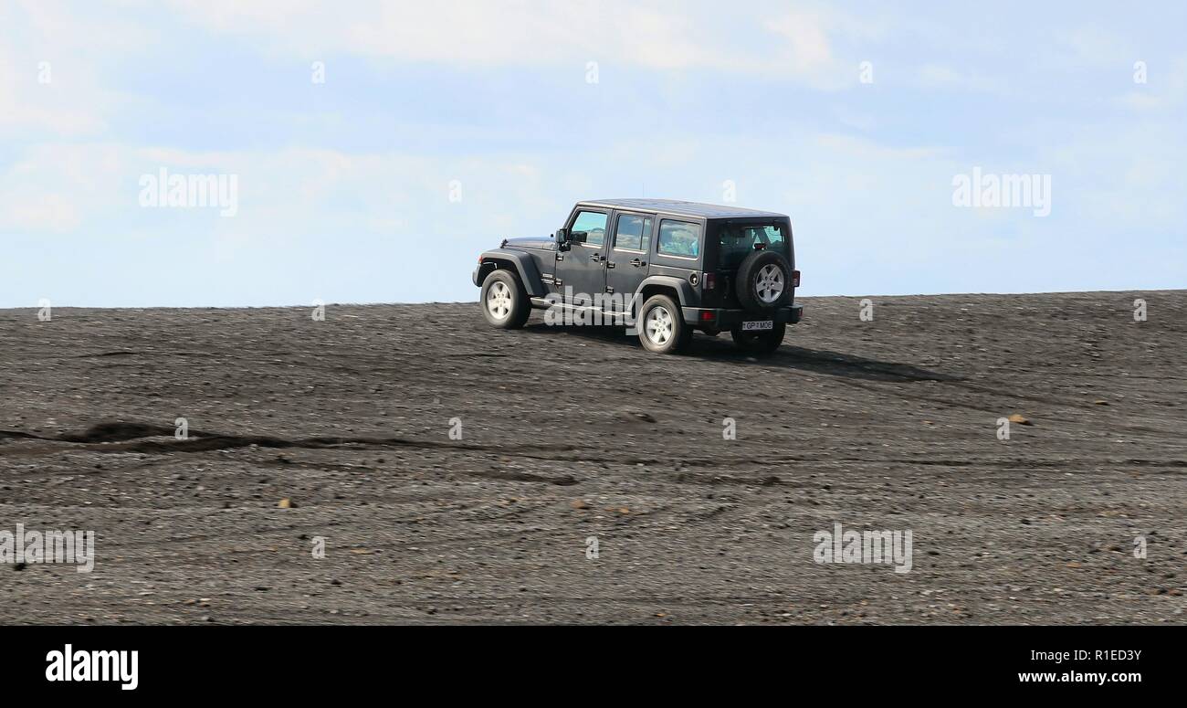 Jeep Wrangler sur terrain islandais Banque D'Images