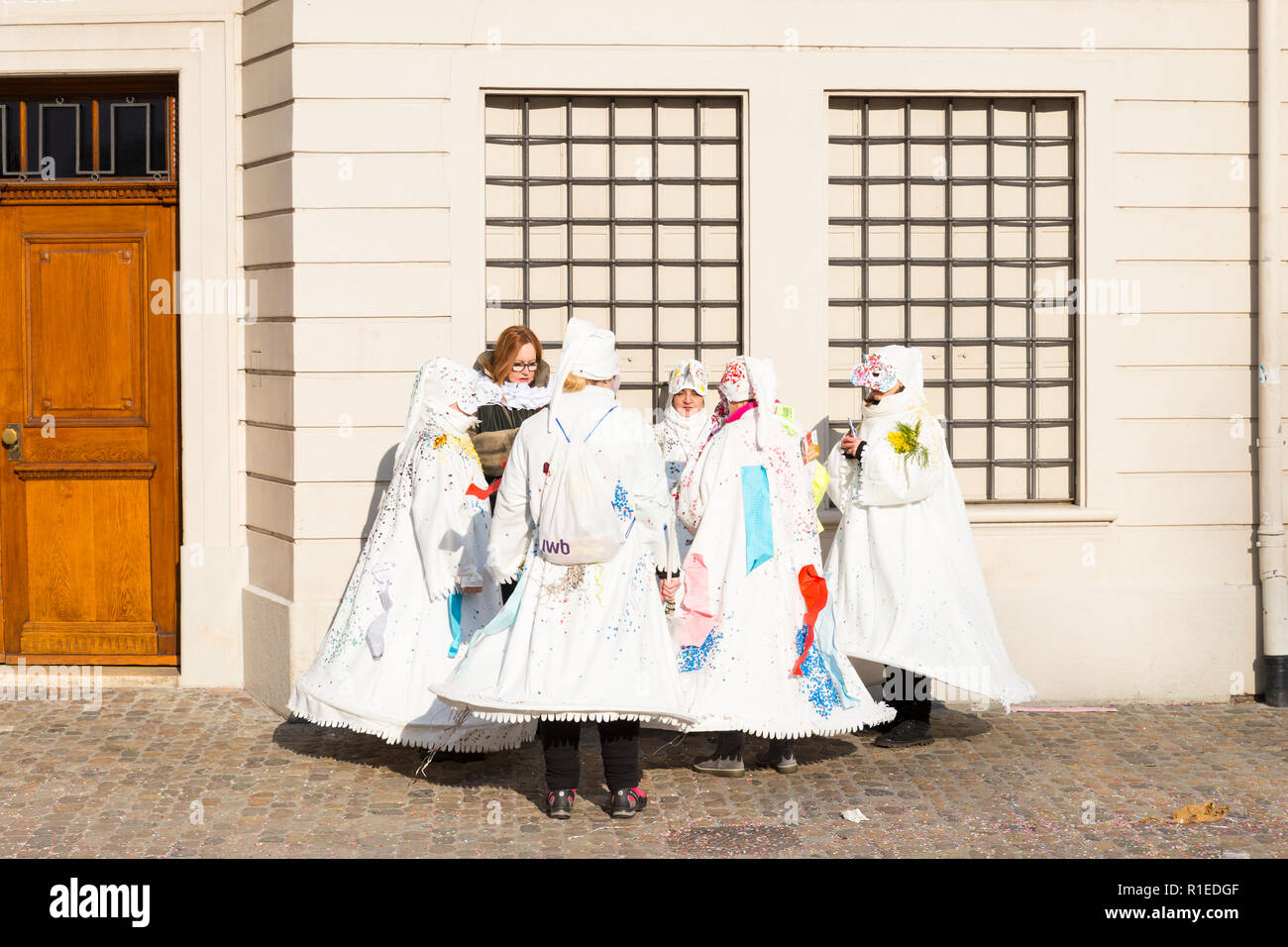 Carnaval de Bâle. Muensterplatz, Bâle, Suisse - 21 février 2018. Groupe de femmes en costumes d'avoir un chat Banque D'Images