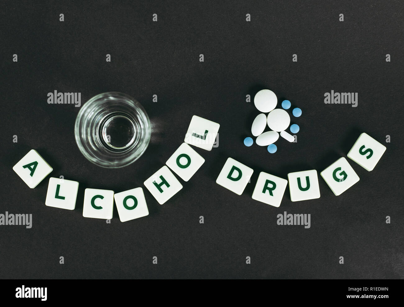 Boire de l'alcool fort et de prendre de la drogue ensemble pourrait être dangereux concept, fond noir foncé, télévision jeter vue. Banque D'Images