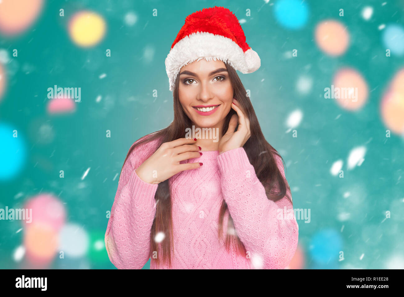 Girl standing in Santa Claus hat Banque D'Images