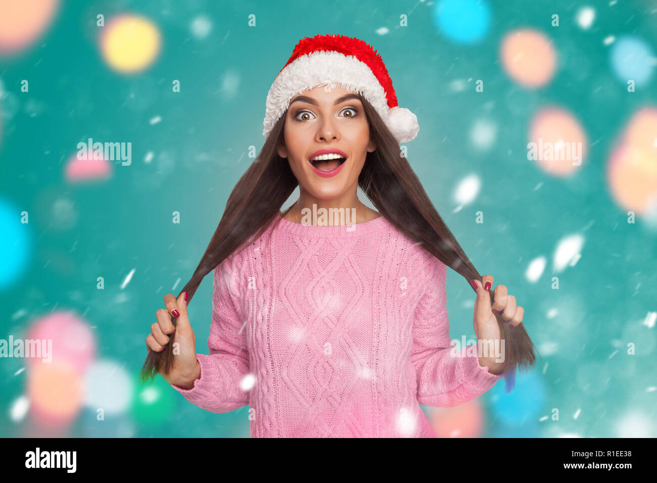 Model holding hair in christmas hat Banque D'Images