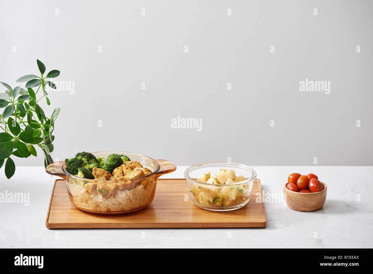 Le déjeuner avec riz sauté de poulet et brocoli, Café dans la journée Banque D'Images