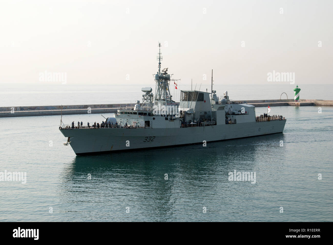 La frégate NCSM Ville de Québec de la Marine royale du Canada, l'entrée dans le port de Barcelone (Espagne) dans la matinée, le 6 août 2018. Banque D'Images