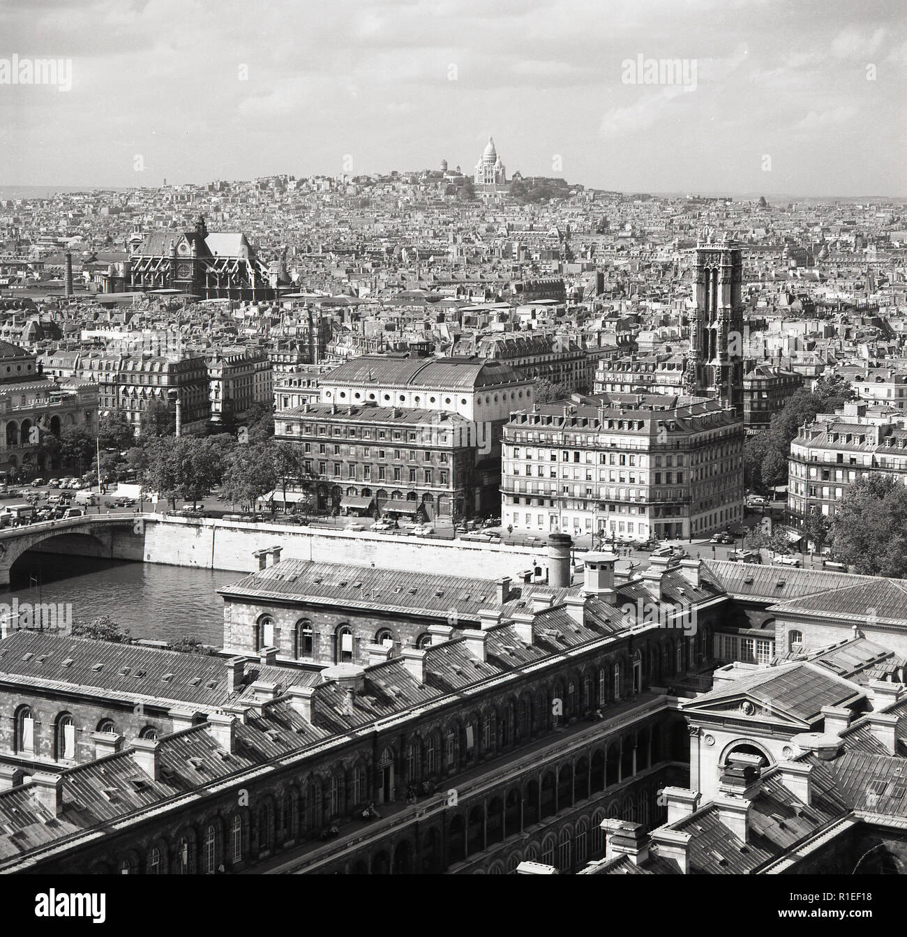 Années 1950, historique, une vue sur Paris, la France et le célèbre monument du Sacré-Cœur sur la ligne d'horizon dans le lointain. Banque D'Images