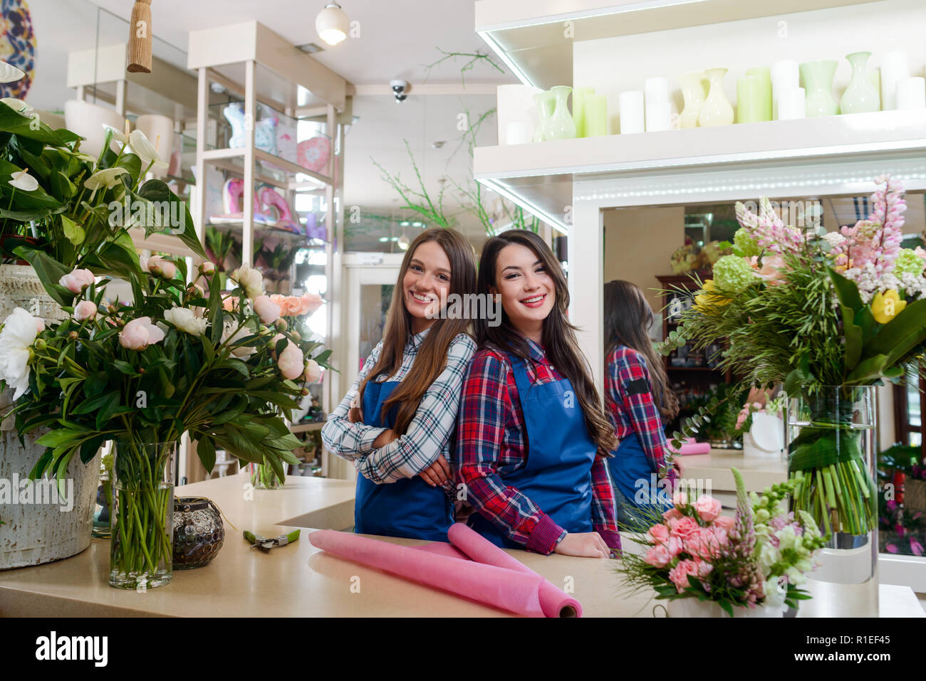 Deux fleuristes in flower shop Banque D'Images
