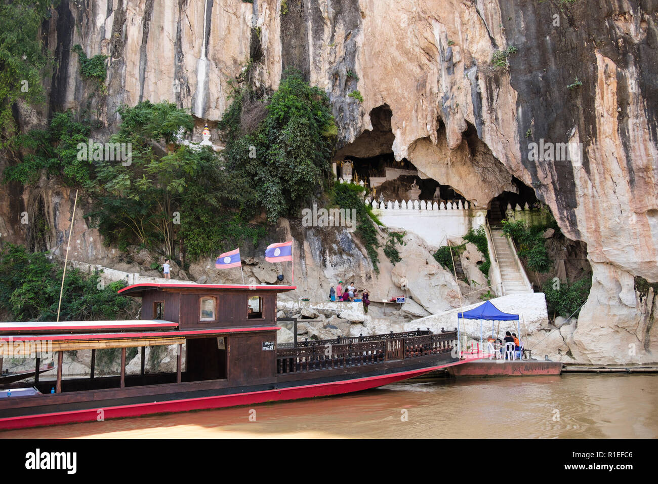 Les touristes bateau amarré à l'extérieur ou Pak Ou Grottes Tham Ting sur le fleuve Mékong en tournée. Pak Ou, province de Luang Prabang, Laos, Asie du sud-est Banque D'Images