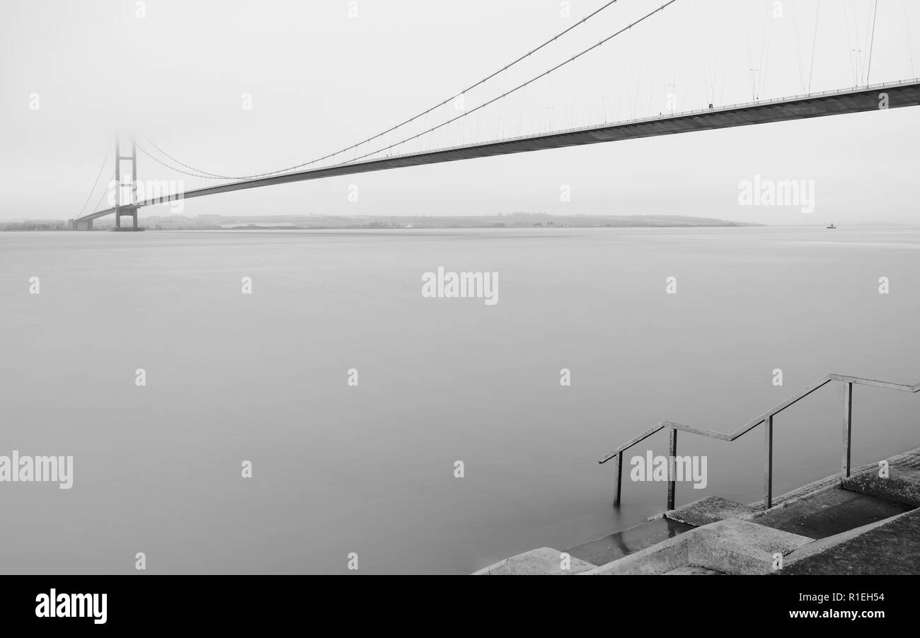 Hull, dans le Yorkshire, UK. Le Humber Bridge sur l'estuaire de l'aube à marée haute à l'automne, Yorkshire, Royaume-Uni. matin en automne, Yorkshire, UK. Banque D'Images