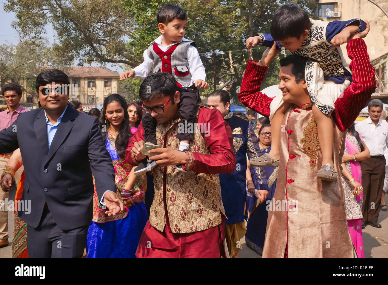 Un Gujarati mariage en Touraine, une banlieue de Mumbai, Inde, les déversements dans la rue, les participants de danser dans la rue et encourager Banque D'Images