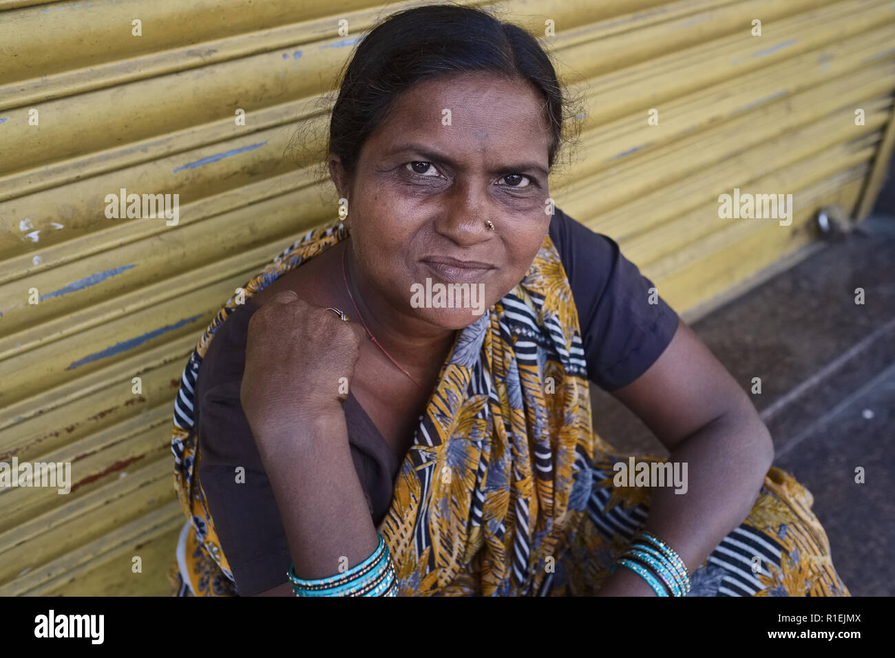 Une hijra Indien, c.-à-d. travesti, transsexuel ou eunuque, prendre du repos de la mendicité près de Mumbadevi Temple dans Mumbai, Inde Banque D'Images