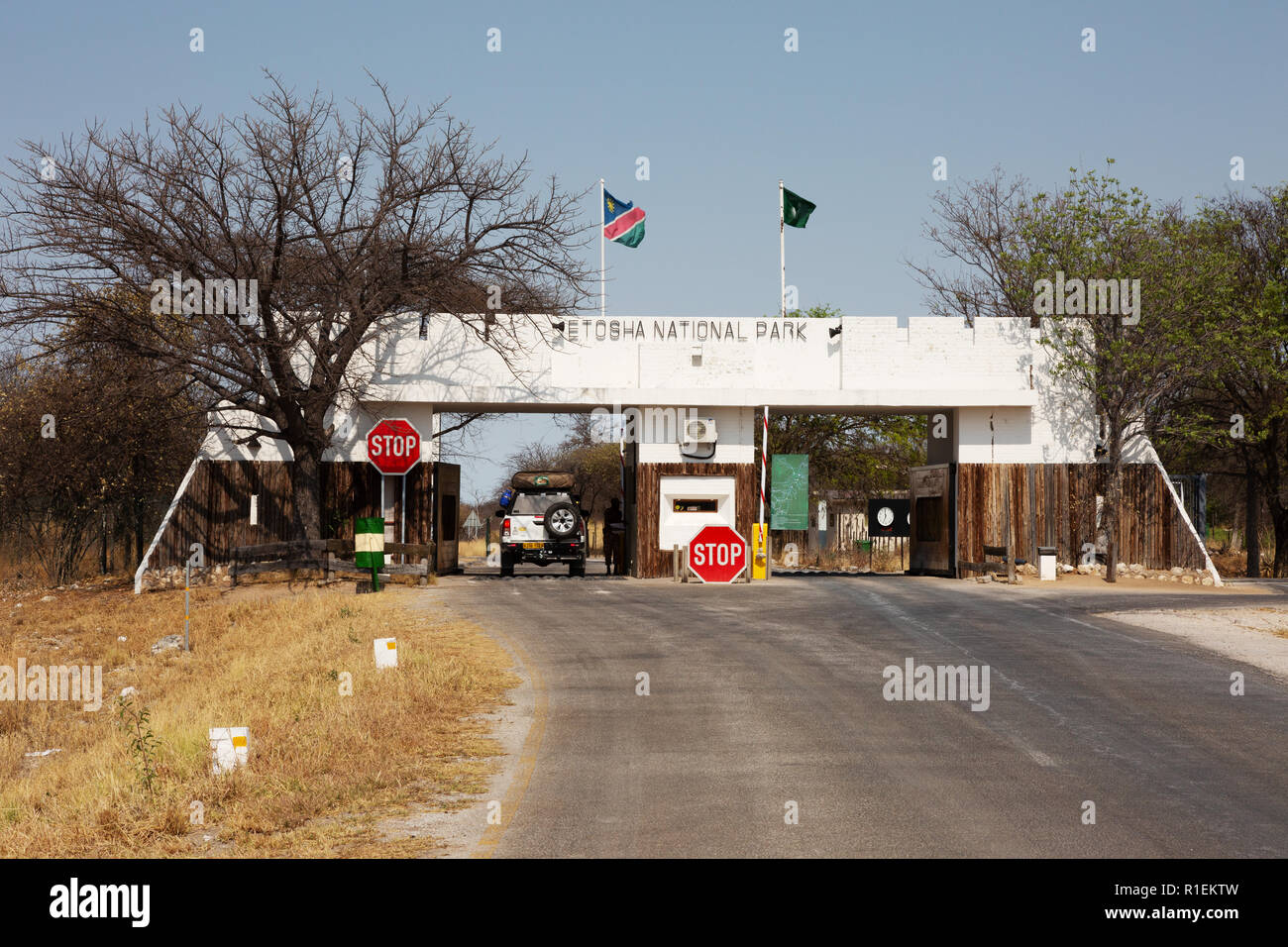 Etosha National Park - porte de l'entrée orientale, ou Von Lindequist menant au camp de Namutoni, Etosha, Namibie, Afrique du Sud Banque D'Images