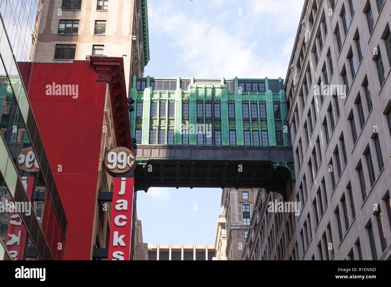Gimbels ou traverse un pont aérien sur W. La 32e Rue, Manhattan, New York City, États-Unis d'Amérique. Banque D'Images